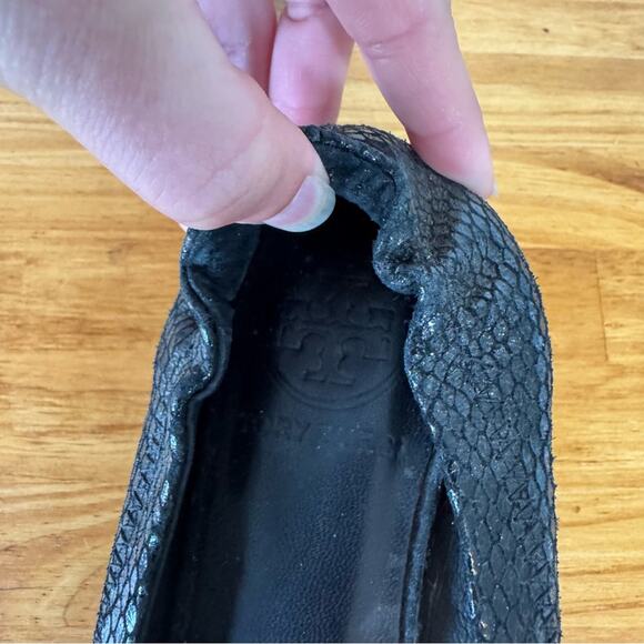 Tory Burch Reva Black Python Snake Leather Logo Pendant Ballet Flats Size 7 - Picture 5 of 5